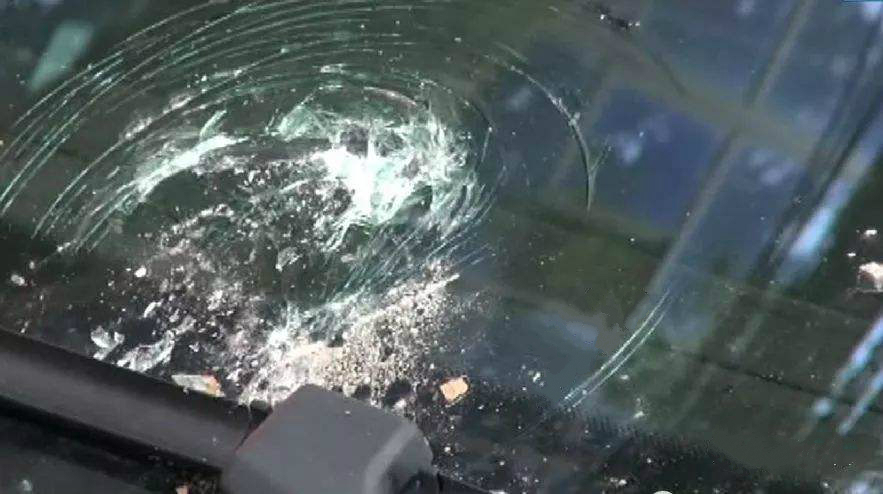 车子违规停车被砸烂谁承担责任,车辆违停被砸自己要不要承担责任