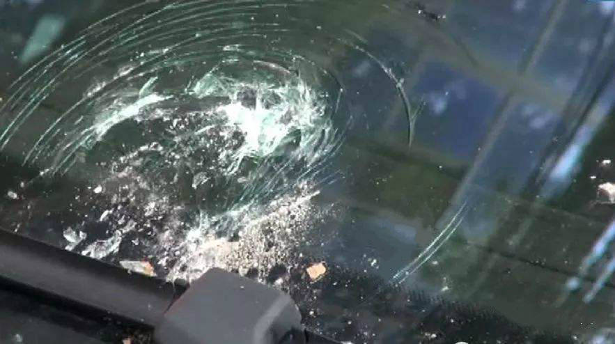 车辆违停被砸自己要不要承担责任,私家车违停被砸后续