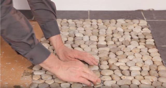 卫生间瓷砖亮面滑不滑,卫生间瓷砖地面太滑怎么处理防滑