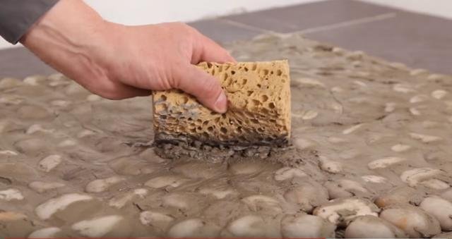 卫生间瓷砖亮面滑不滑,卫生间瓷砖地面太滑怎么处理防滑