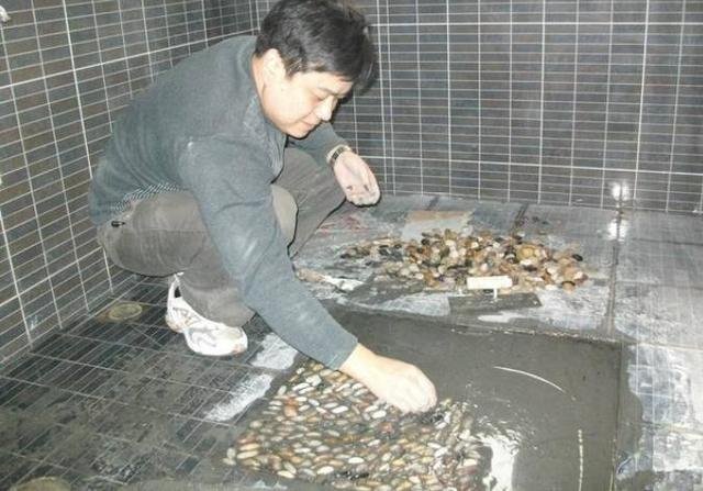 卫生间瓷砖亮面滑不滑,卫生间瓷砖地面太滑怎么处理防滑