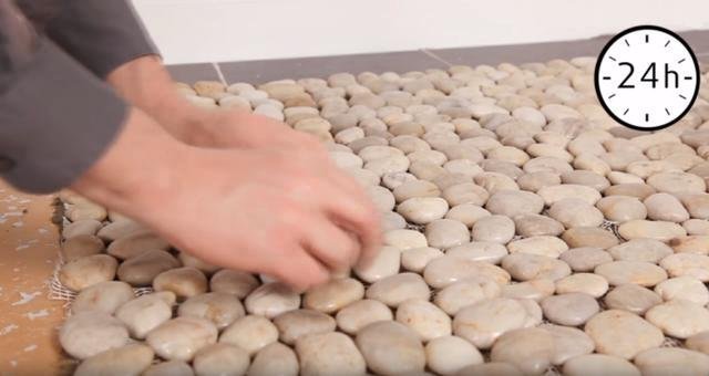 卫生间瓷砖亮面滑不滑,卫生间瓷砖地面太滑怎么处理防滑