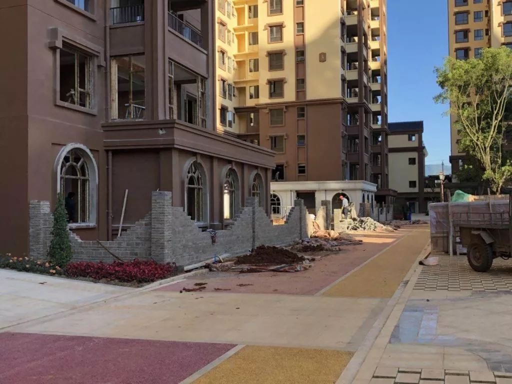 塞纳公馆伯爵公然非法违建！玉屏路人行道上停满汽车！