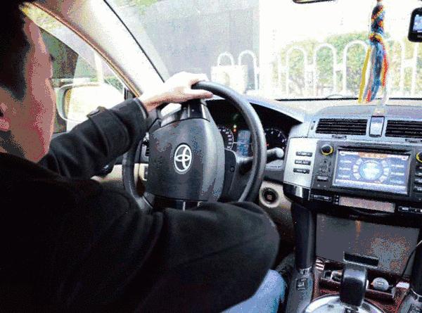 倒车入库偏了如何修正方向盘,倒车入库偏到一边去怎么修正