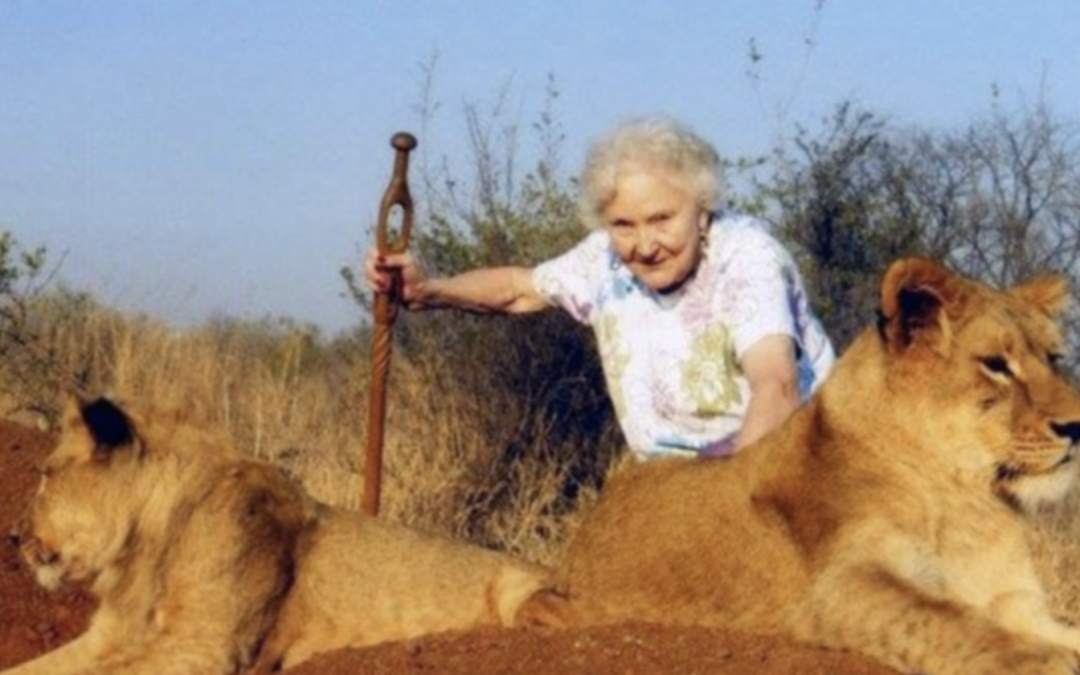 精致女孩出门旅行收纳行李箱,行李箱收纳技巧夏天旅游