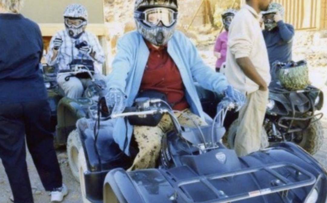 精致女孩出门旅行收纳行李箱,行李箱收纳技巧夏天旅游