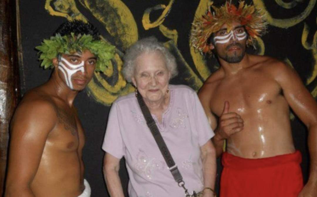 精致女孩出门旅行收纳行李箱,行李箱收纳技巧夏天旅游