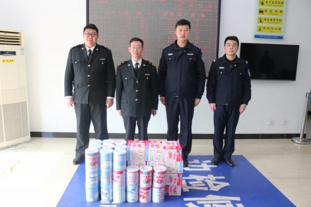 狡猾嫌疑人败给民警57罐*私走**奶粉被查获涉案过万元