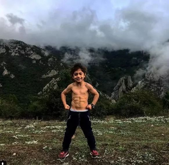 泰山腹肌小孩,五岁小孩儿8块腹肌