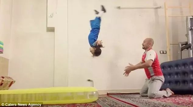 泰山腹肌小孩,五岁小孩儿8块腹肌