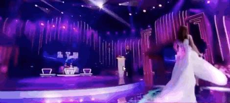 最美搬运工一夜爆红,香港最美搬运工朱芊佩与谭咏麟