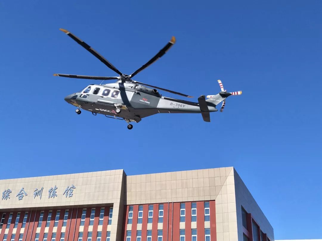 直升机撤离后是什么样子,直升机对地俯冲