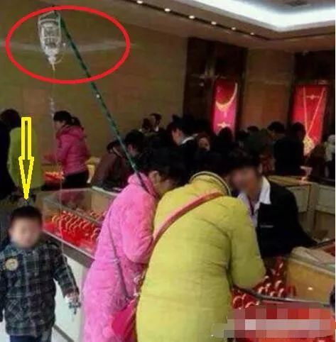 ▶昨天老妈教弟弟做作业,我弟不动脑筋思考,每道题都问...