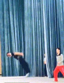 ▶昨天老妈教弟弟做作业,我弟不动脑筋思考,每道题都问...