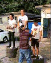 ▶昨天老妈教弟弟做作业,我弟不动脑筋思考,每道题都问...