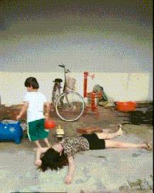 ▶昨天老妈教弟弟做作业,我弟不动脑筋思考,每道题都问...