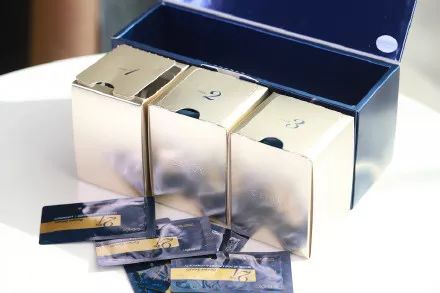 张嘉倪同款月光宝盒精华液,张嘉倪给人涂保湿美白精华液