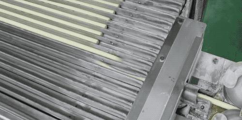 大白兔奶糖流水线包装,大白兔奶糖工厂流水线