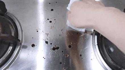 油烟机脏了不用拆也不用卸,清理油烟机小窍门图解大全