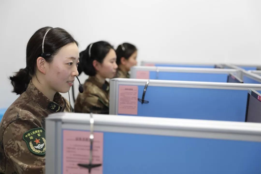 话务员女兵训练日常,部队女兵话务员累不累