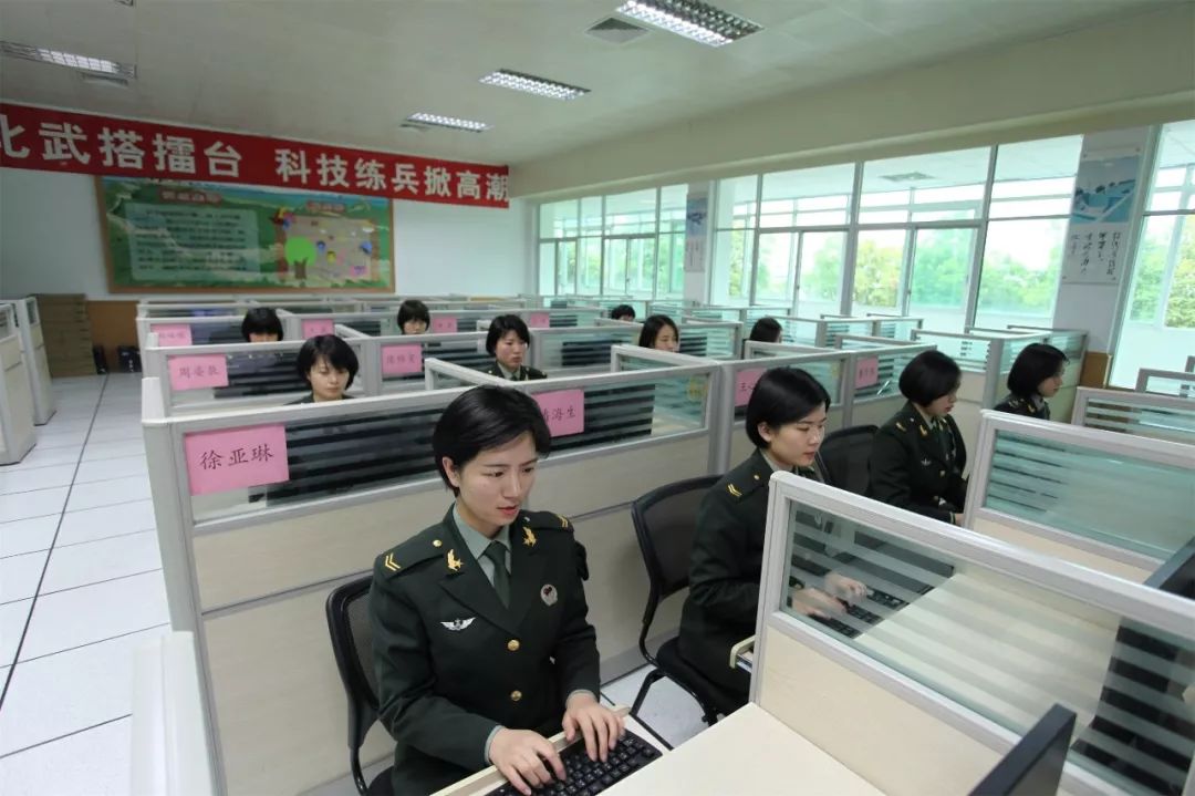 话务员女兵训练日常,部队女兵话务员累不累
