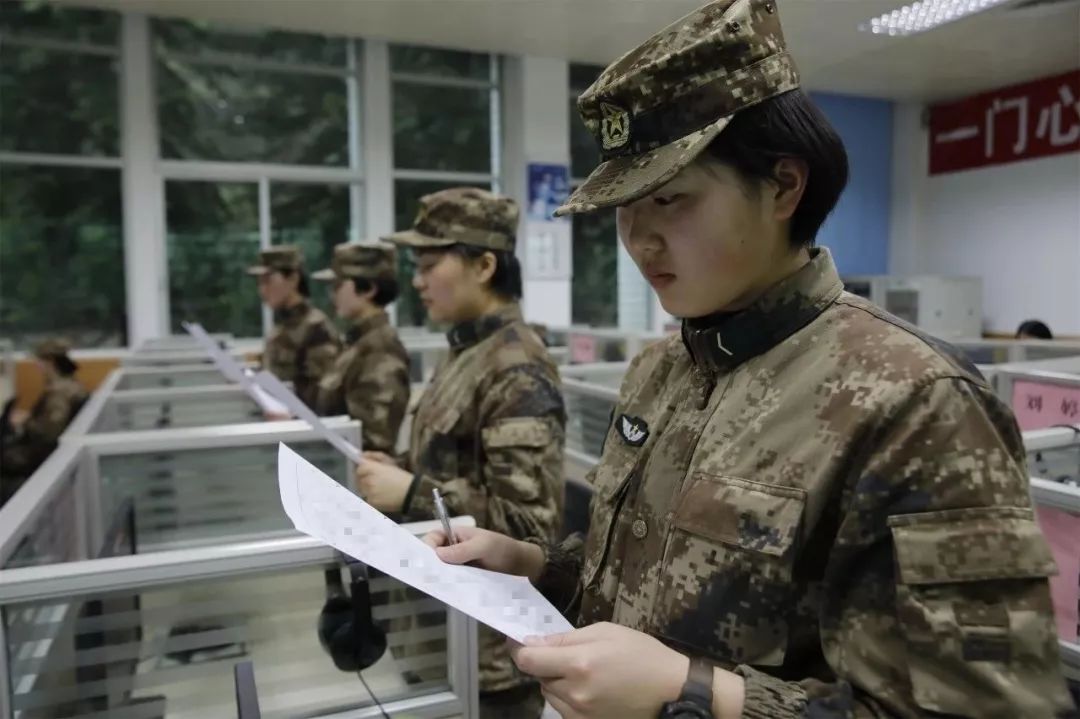 话务员女兵训练日常,部队女兵话务员累不累