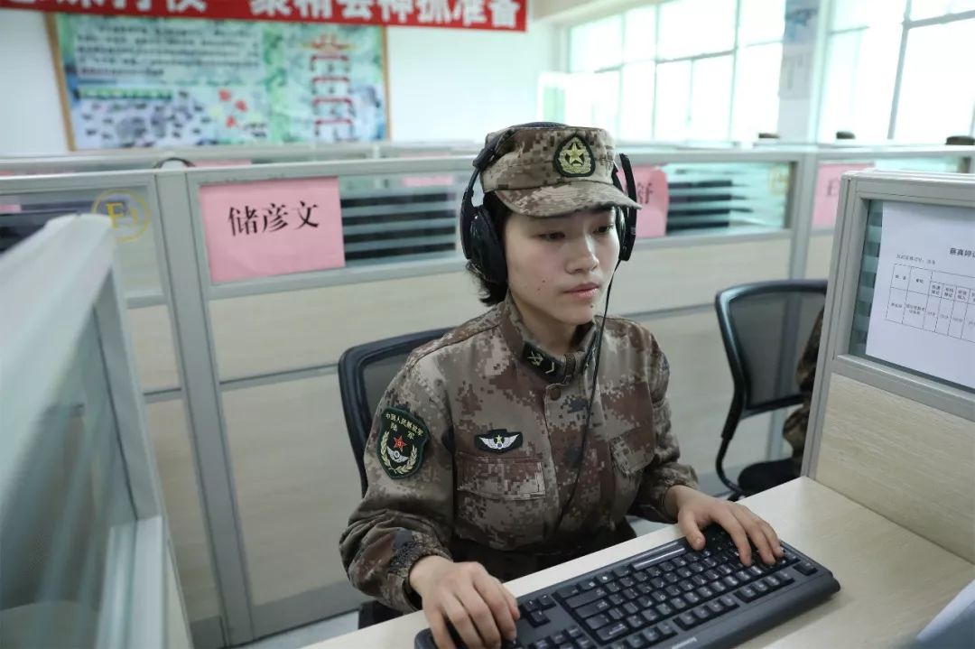 话务员女兵训练日常,部队女兵话务员累不累