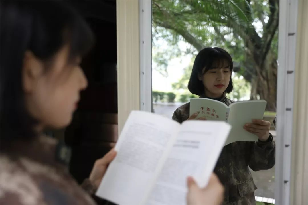 话务员女兵训练日常,部队女兵话务员累不累