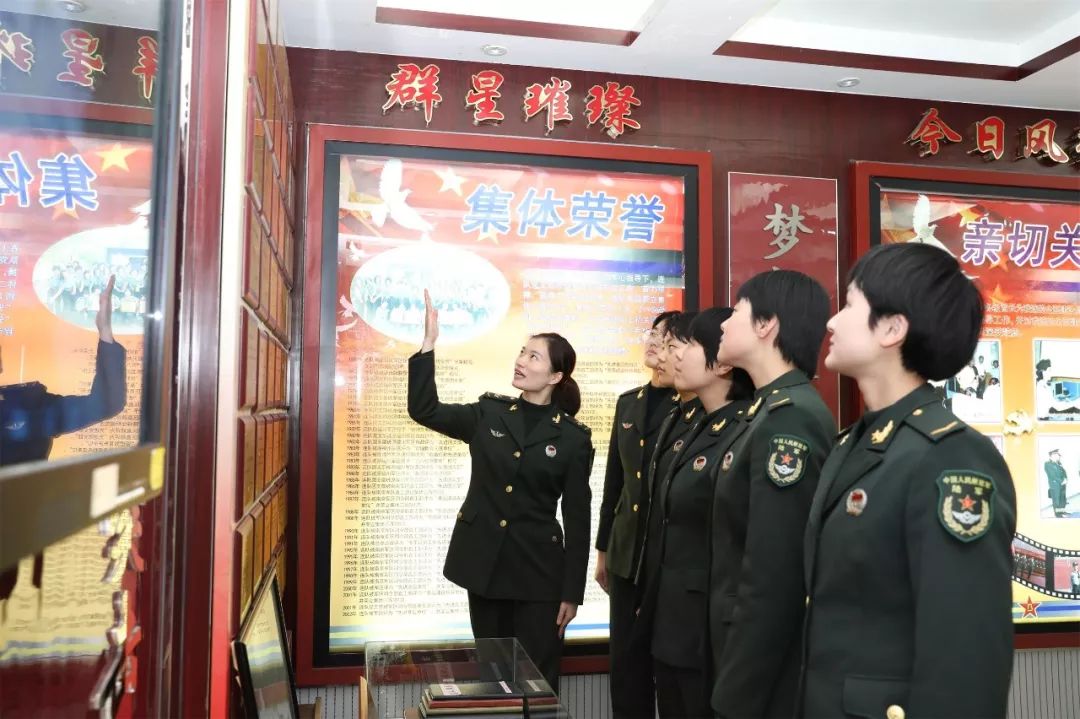 话务员女兵训练日常,部队女兵话务员累不累