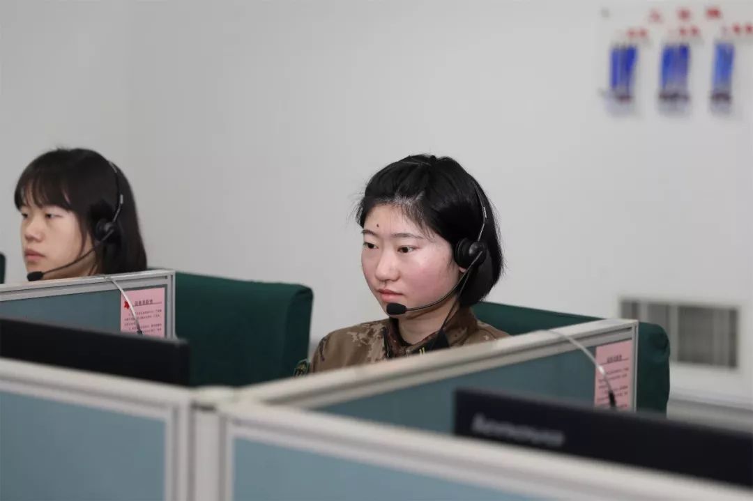 话务员女兵训练日常,部队女兵话务员累不累