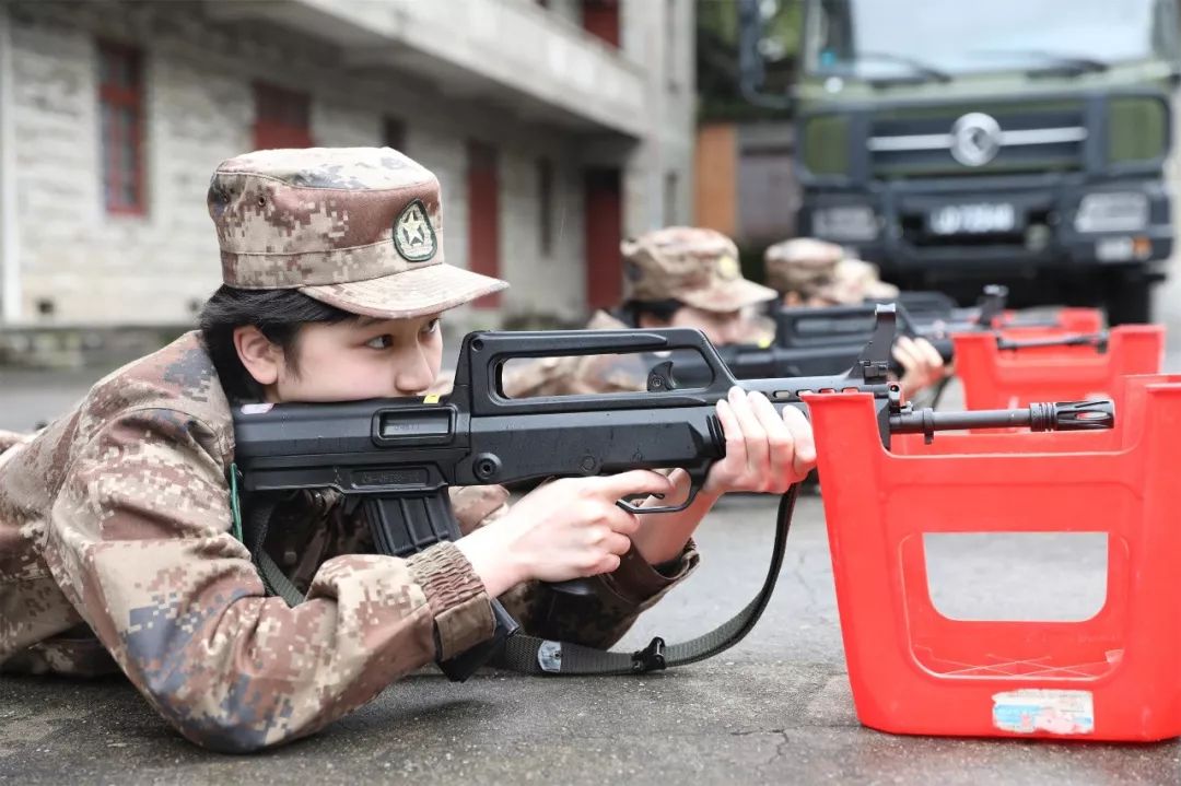 话务员女兵训练日常,部队女兵话务员累不累