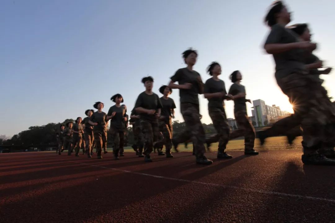 话务员女兵训练日常,部队女兵话务员累不累