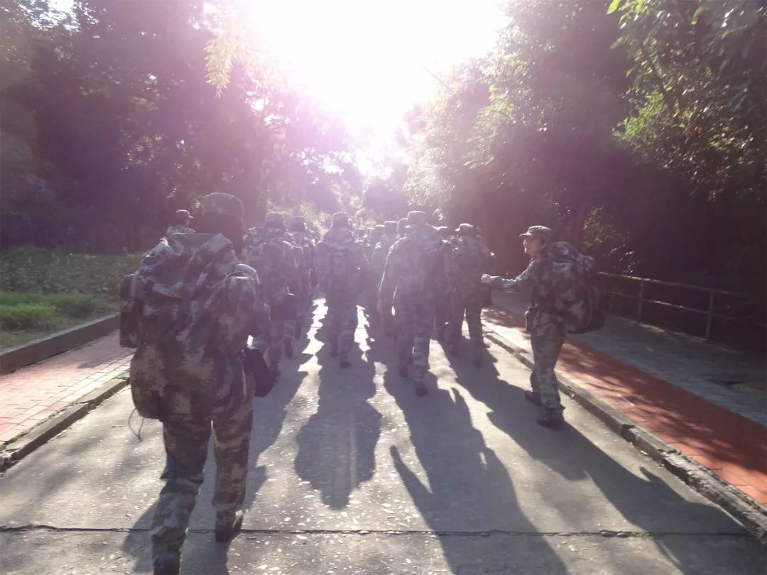 话务员女兵训练日常,部队女兵话务员累不累