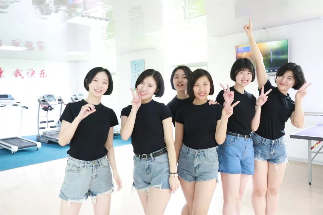 话务员女兵训练日常,部队女兵话务员累不累