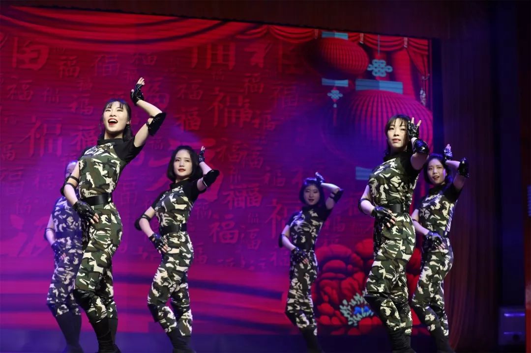 话务员女兵训练日常,部队女兵话务员累不累