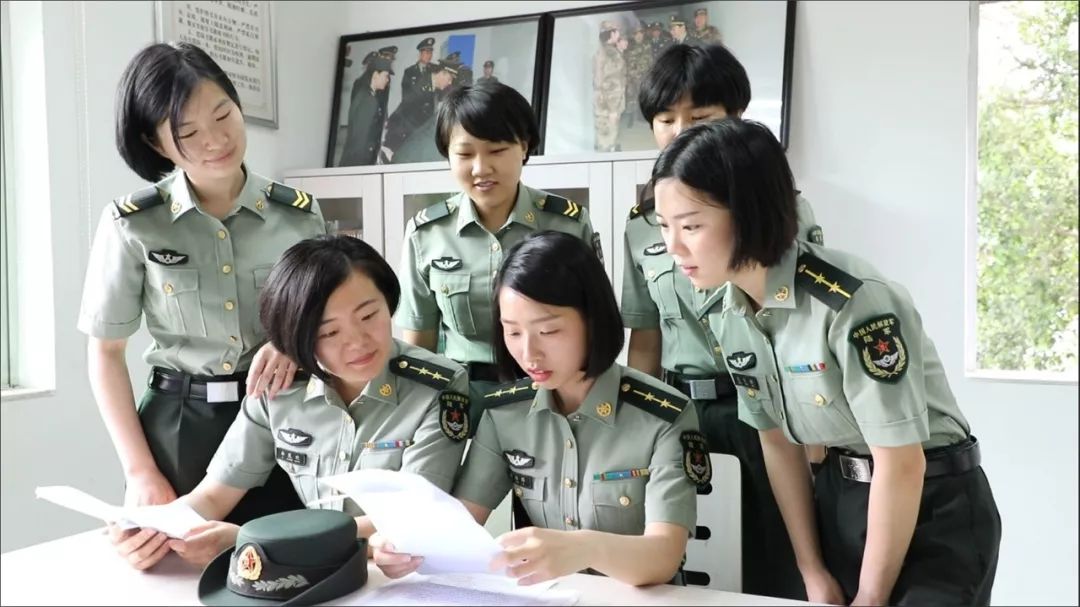 话务员女兵训练日常,部队女兵话务员累不累