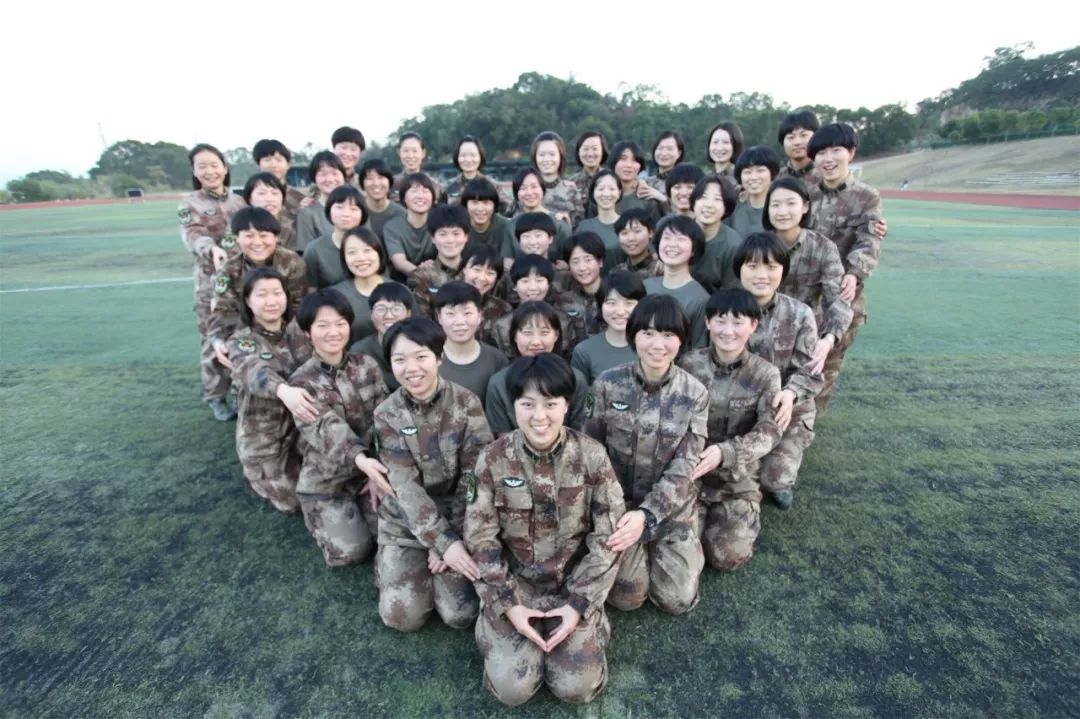 话务员女兵训练日常,部队女兵话务员累不累