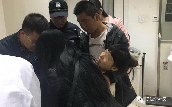 女孩持刀割腕民警夺刀救人,女子闹市死亡民警夺刀