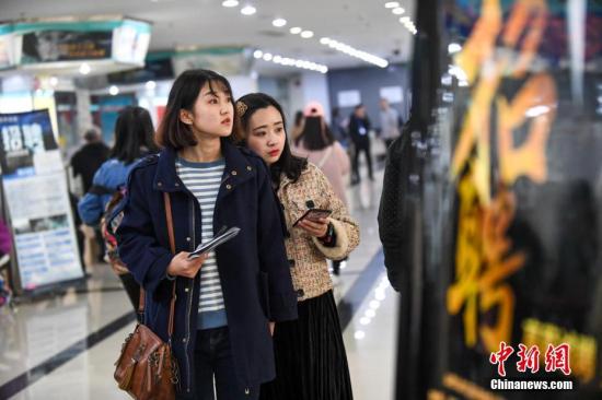 拒绝啃老、巨婴追求经济独立的大学生群体正扩大