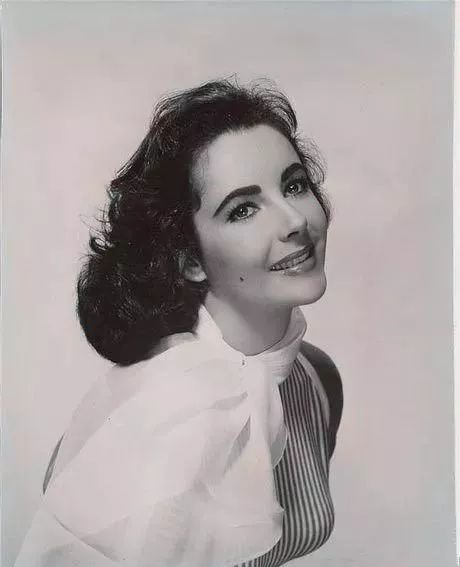 丝巾新系法这样穿美出新高度,秋冬细窄条丝巾的系法大全