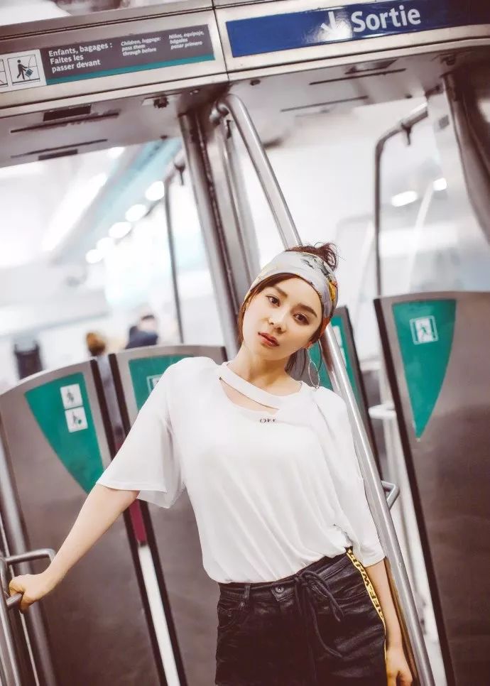 丝巾新系法这样穿美出新高度,秋冬细窄条丝巾的系法大全