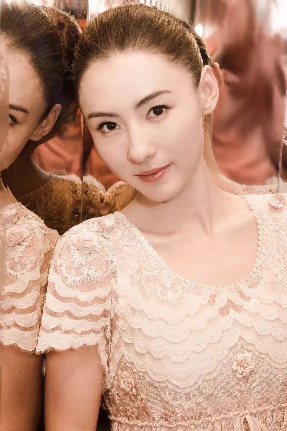 张柏芝的美妆,张柏芝选择了比较自然的妆容