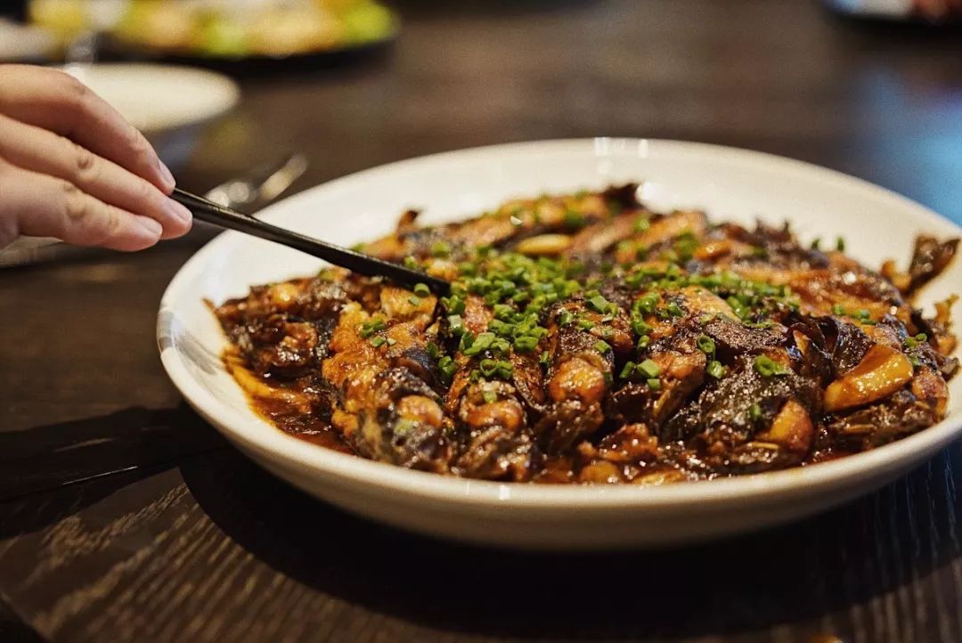 一向以“好吃”出名的凯悦，这次带我把人间三月的春天都吃进了嘴里