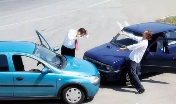 车险追尾理赔流程和技巧,被撞怎么查询车险理赔金额