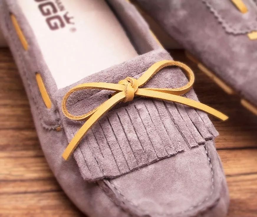 安妮海瑟薇、贾静雯、凯特王妃为什么都爱豆豆鞋？澳洲百年UGG，手工真皮、弹力软底超舒服，带娃、逛街，走哪都不累！