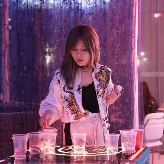 现出原形吧,这店的“小*子骗**”们