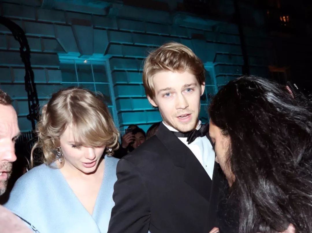 霉霉和历届男友秀恩爱,外媒曝霉霉与男友订婚