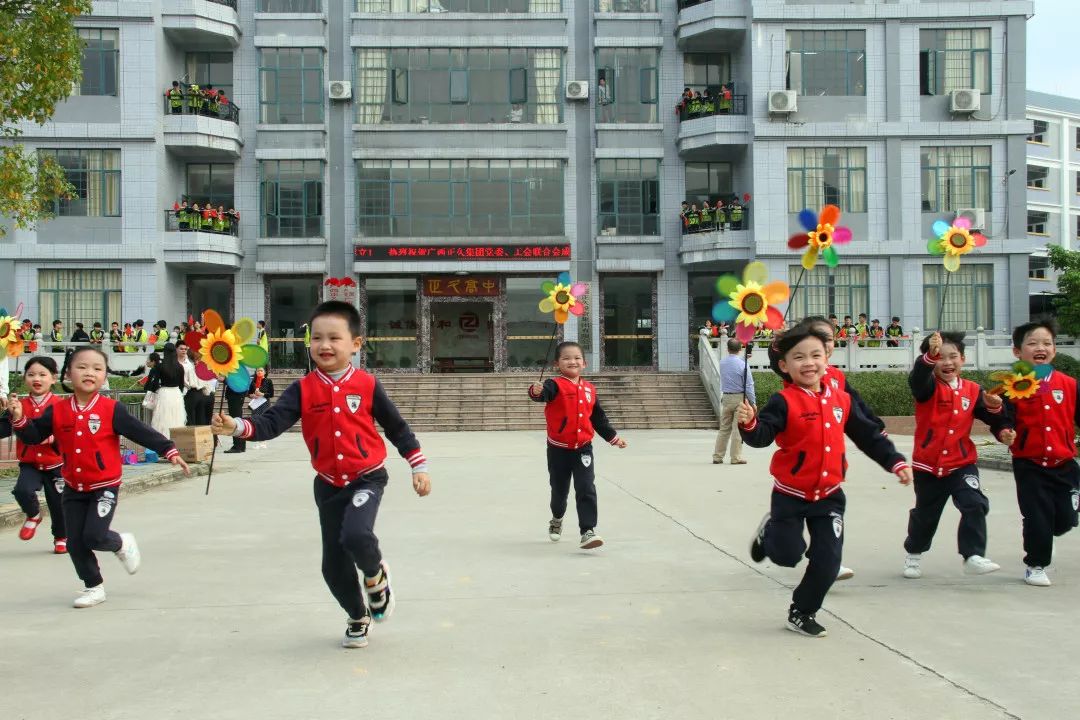 校园里的超燃时刻,校园毕业唱歌快闪惊艳全场