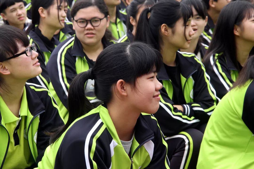 校园里的超燃时刻,校园毕业唱歌快闪惊艳全场