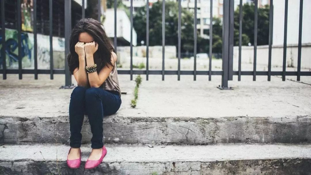 大二漂亮女生“卖卵”赚钱，肚子大得像孕妇！医生拼命拦下：你随时会死！